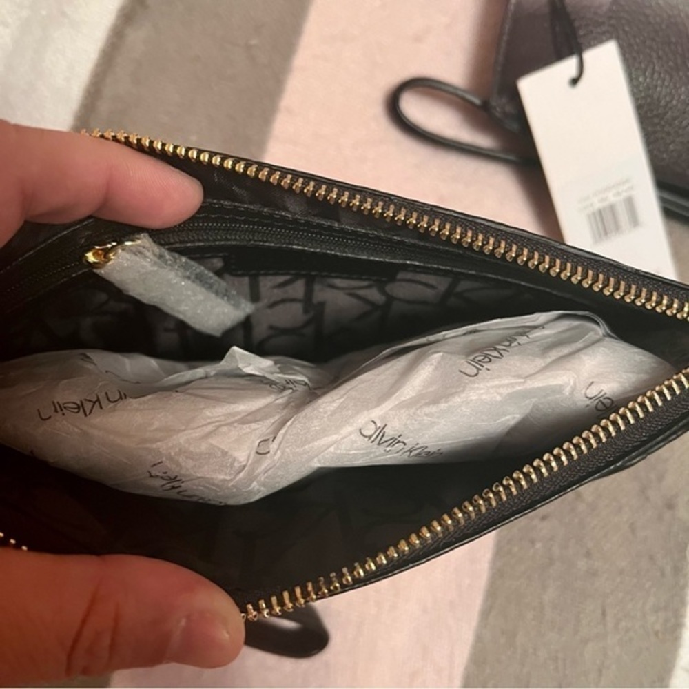NWT🥀 $98 | RED & BLACK Calvin Klein Clutch Wallets - Picture 3 of 8